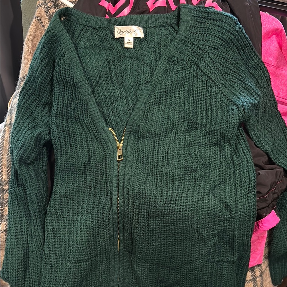 Green Cardigan Sweater with Ribbed Knit Texture